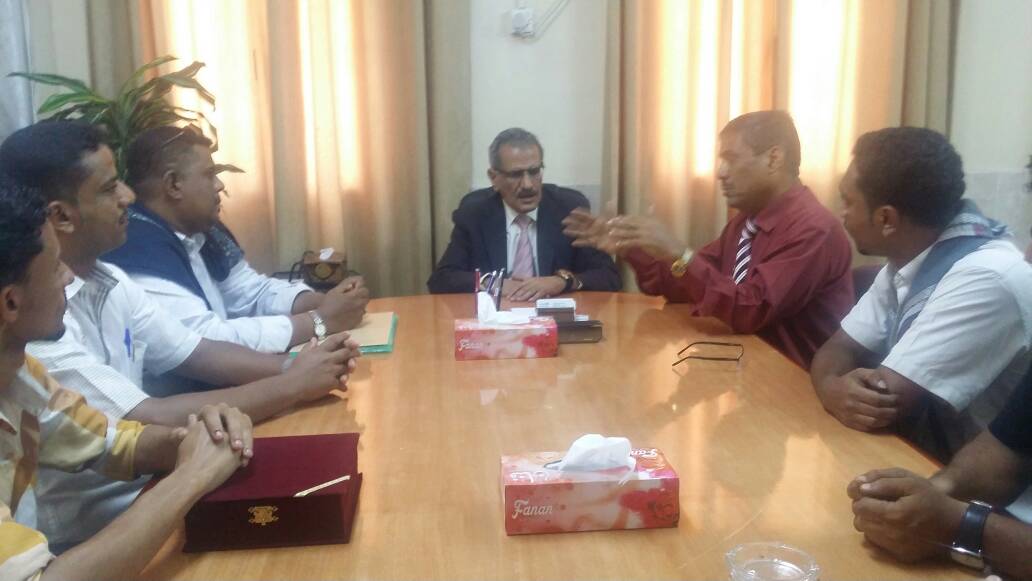 وزير التربية د. عبدالله لملس يلتقي مجموعة من عمال فرع المؤسسة العامة لمطابع الكتاب المدرسي بحضرموت