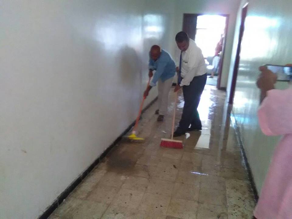 مدير عام مكتب التربية والتعليم بمحافظة لحج يدشن حملة نظافة لصالات وأروقة المكتب في منطقة صبر