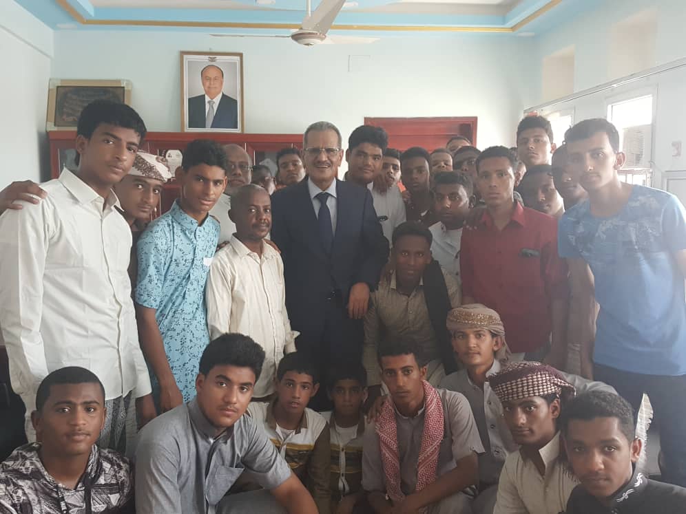 وزير التربية د. عبد الله لملس يلتقي بوفد طلابي من سيئون