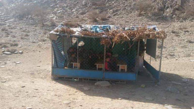 يمنيون يلجؤون إلى ”قفص دجاج“ لتدريس أبنائهم
