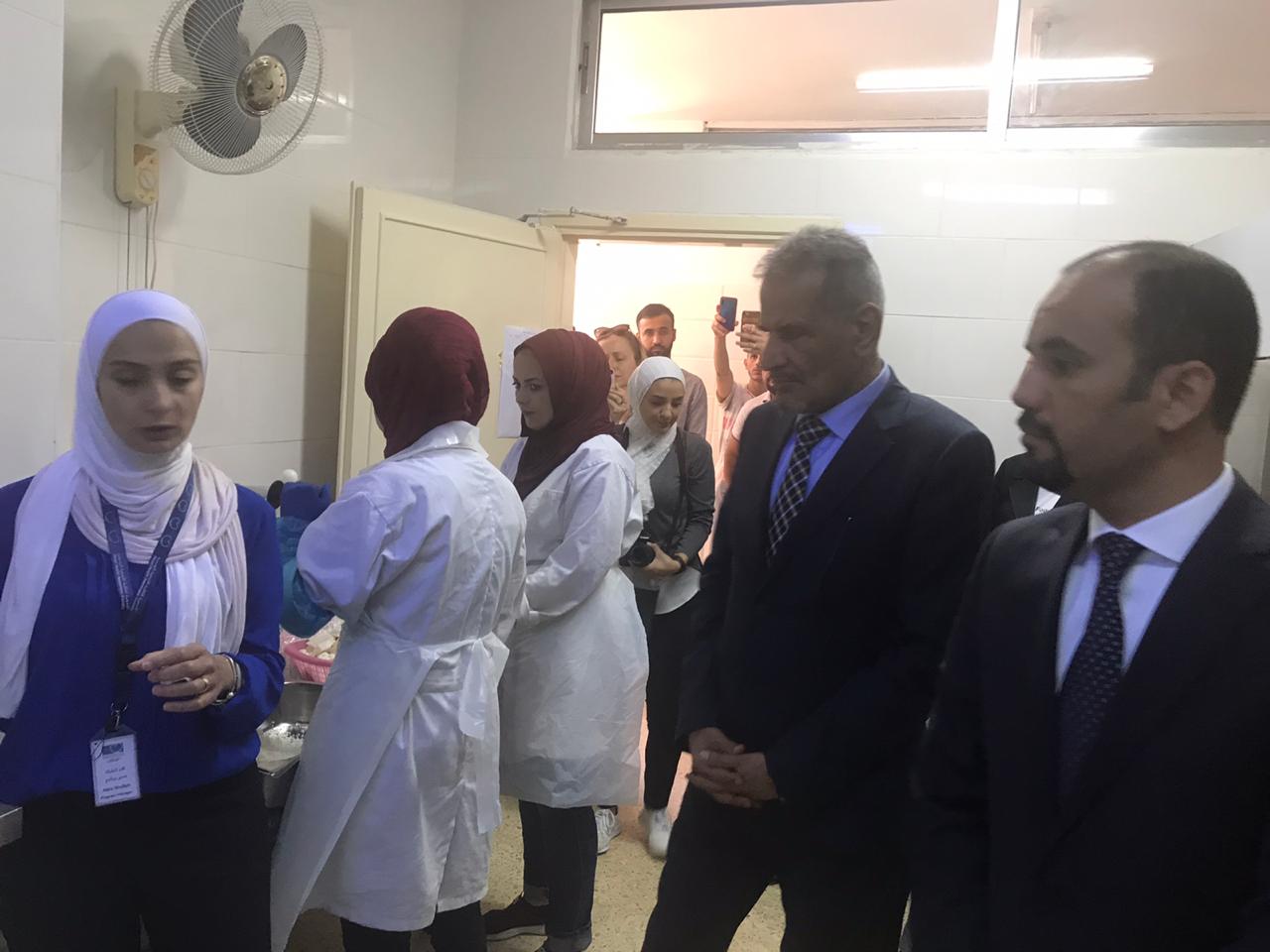 وزير التربية في الأردن يزور مطبخ إنتاج وجبات طلاب التعليم الابتدائي بمحافظة مادبا