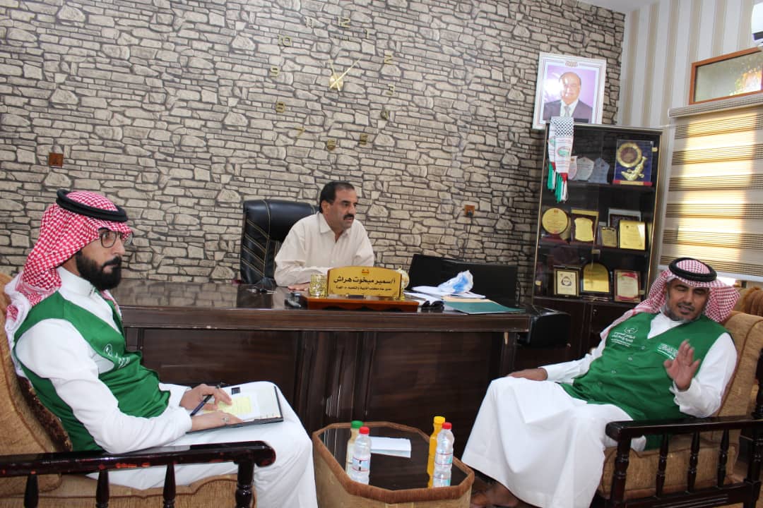 مدير عام مكتب التربية والتعليم بالمهرة يستقبل في مكتبه مدير البرنامج السعودي لتنمية وإعمار اليمن