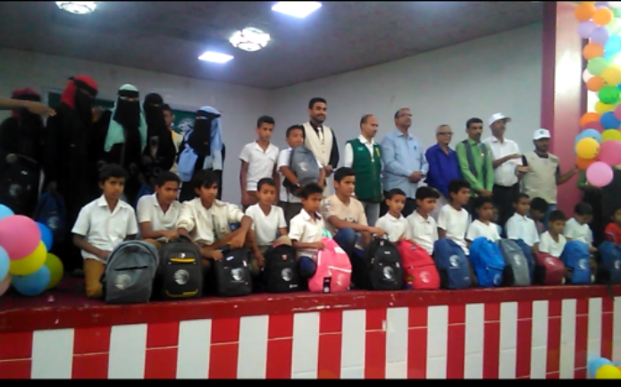 مستشار المحافظ للمنظمات ومدير تربية لحج يدشنا توزيع 5000 حقيبة مدرسية مقدمة من مركز الملك سلمان .