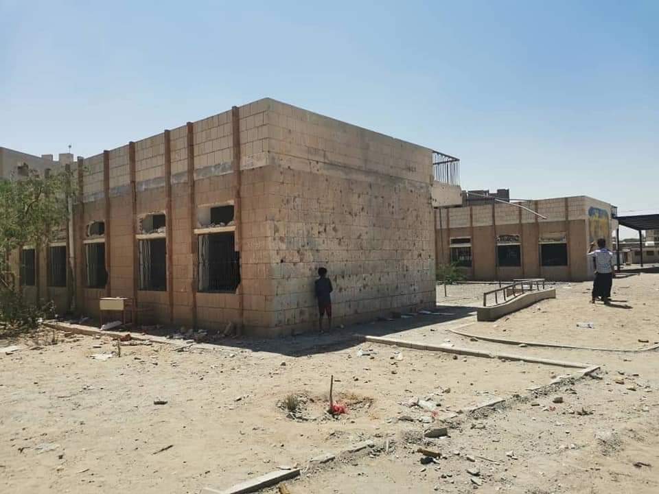مكتب التربية بمارب يدين قصف مليشيات الحوثي مدرسة الثورة بمديرية جبل مراد