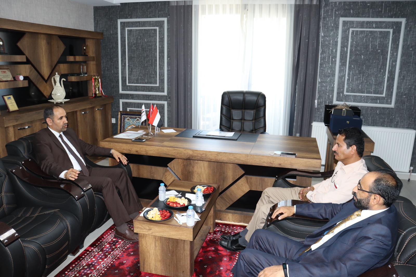 نائب وزير التربية د. العباب يلتقي نائب رئيس الجالية اليمنية بتركيا