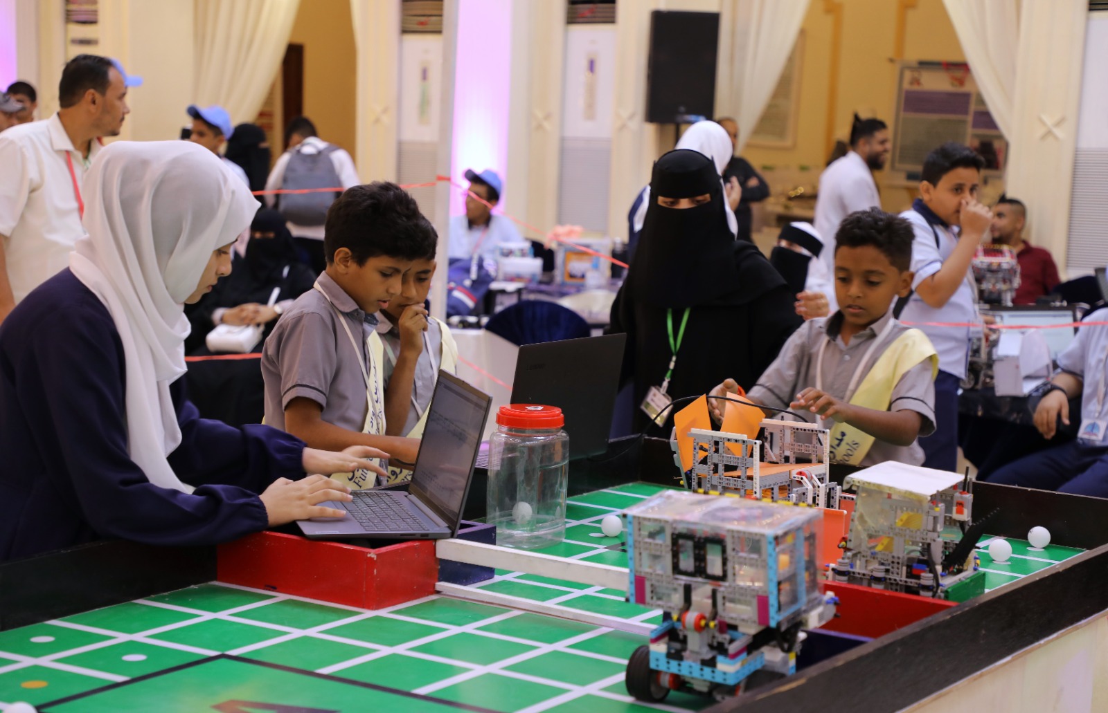 وزارة التربية والتعليم و وزارة الشباب والرياضة يدشنان منافسات البطولة الوطنية للروبوت في عدن