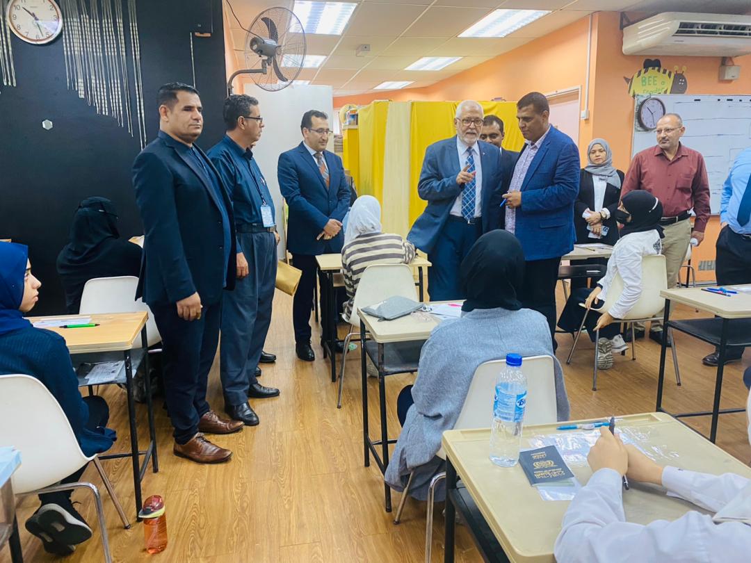 الملحق الثقافي ورئيس الجالية اليمنية ورئيس اللجنة الوزارية يدشنوا اختبارات الثانوية العامة للمدارس اليمنية بماليزيا .