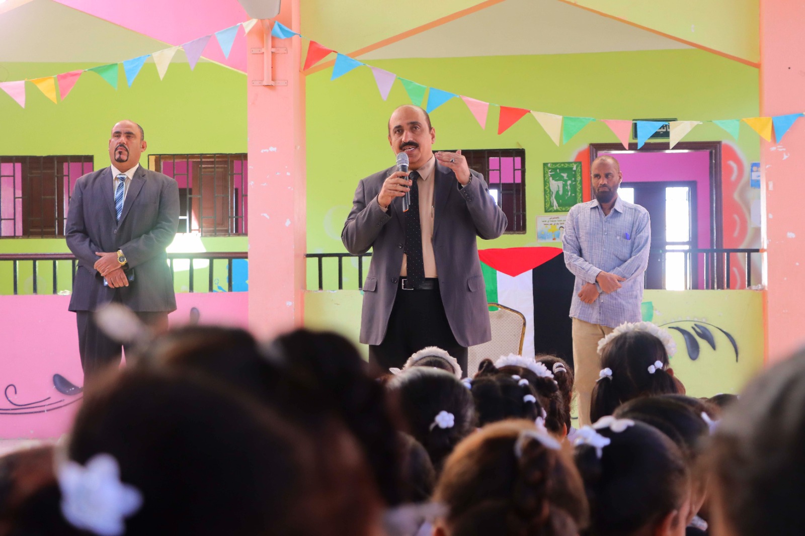مدير تربية ساحل حضرموت يحضر جانباً من الطابور الصباحي لثانوية بامطرف ومدرسة عمرو بن العاص بمديرية الشحر.