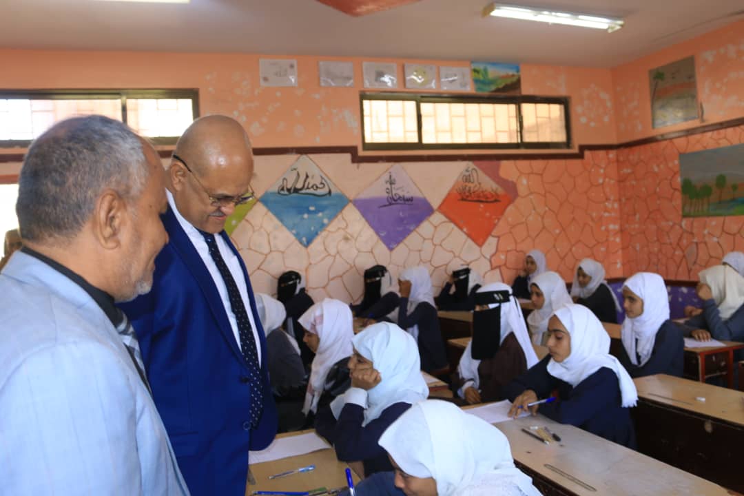 محافظ محافظة تعز ومدير مكتب التربية بالمحافظة  يدشنان اختبارات الفصل الدراسي الأول للعام 2023/2024.