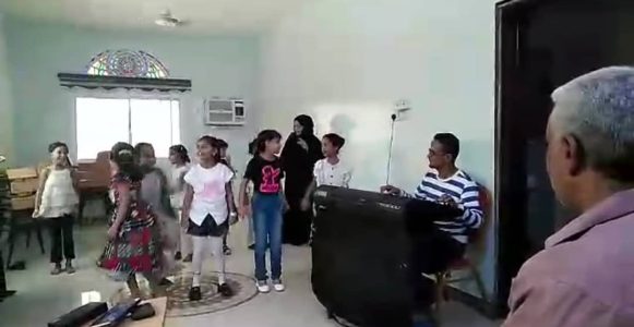 اللجنة الوزارية ومنسقو منظمة رعاية الأطفال يتفقدون اعمال التجهيزات والبروفات الخاصة بالمسابقة الثقافية المقامة في العاصمة المؤقتة عدن