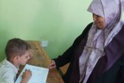 مدير عام التربية الشاملة بوزارة التربية تتفقد اختبارات النقل في صفوف الصم والأطفال ذوي الاعاقة الذهنية بمدرسة اوسان بعدن